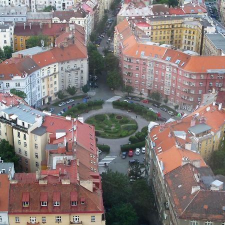 Cosy Apartment Under The Tower Прага Екстериор снимка