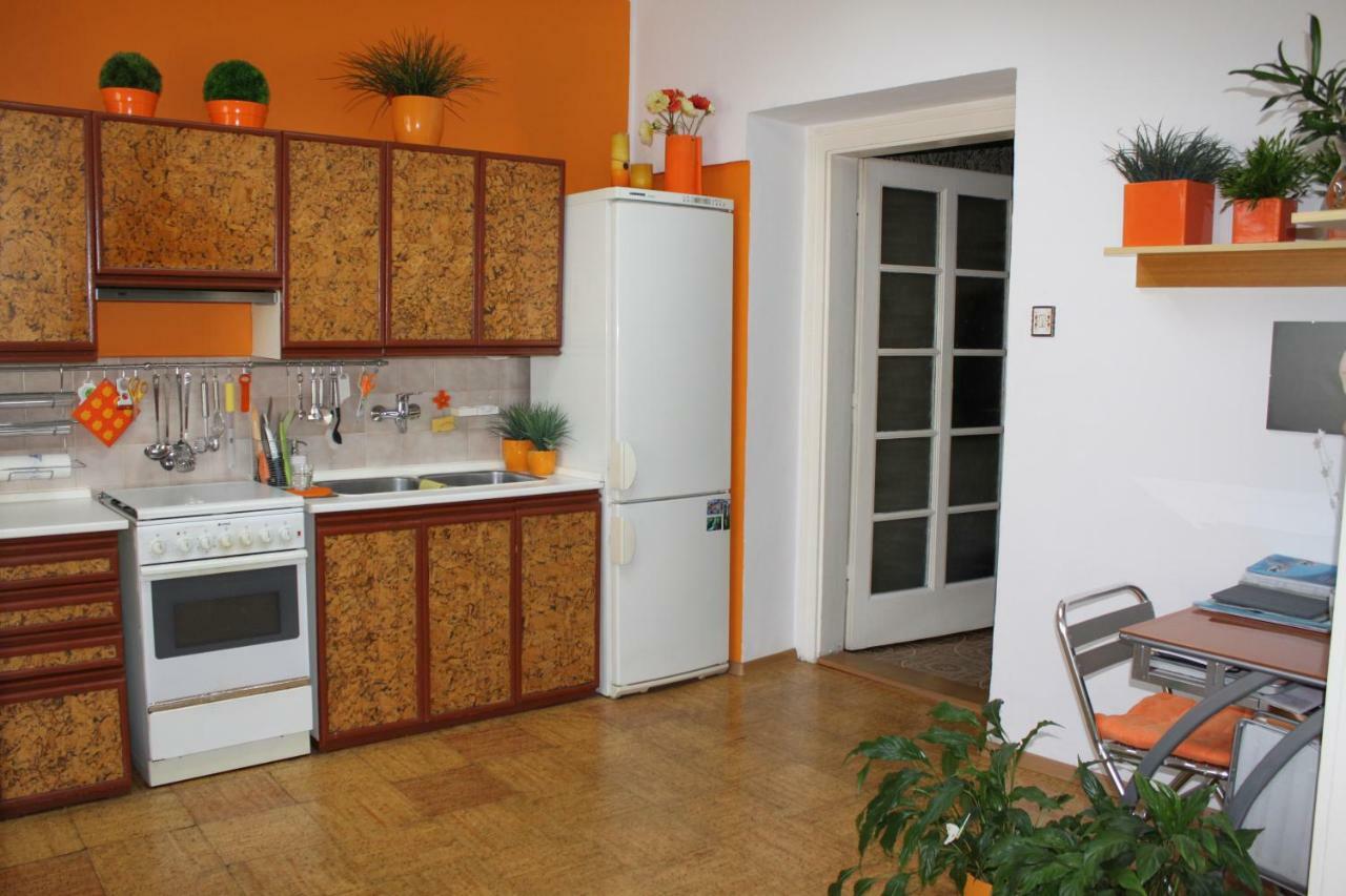 Cosy Apartment Under The Tower Прага Екстериор снимка