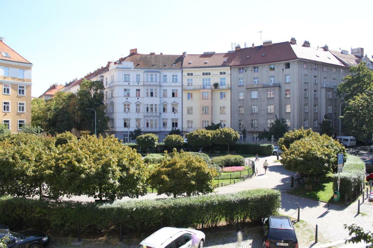 Cosy Apartment Under The Tower Прага Екстериор снимка