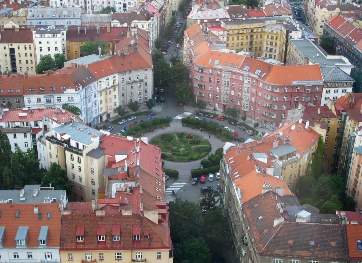 Cosy Apartment Under The Tower Прага Екстериор снимка
