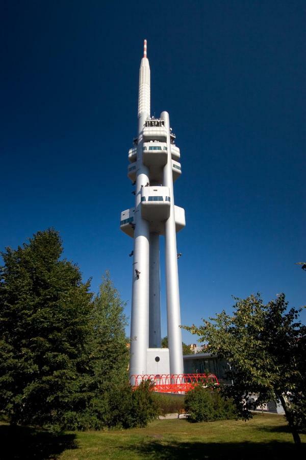 Cosy Apartment Under The Tower Прага Екстериор снимка
