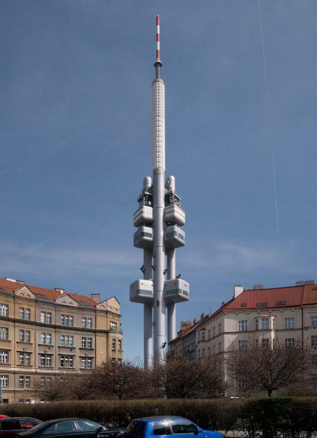 Cosy Apartment Under The Tower Прага Екстериор снимка
